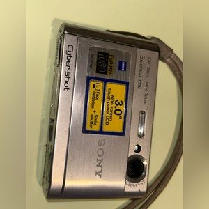 Sony Cybershot DSC-T70 8.1MP Digital Camera with‎ 3x Optical Zoom ** UNTESTED **